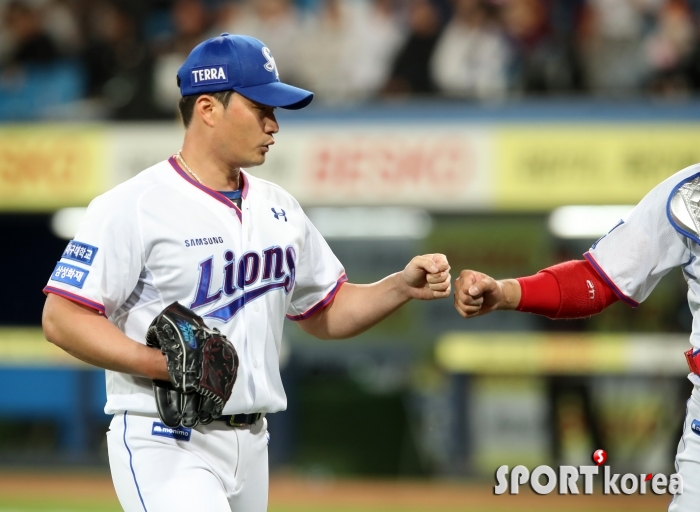 포수 김태군과 하이파이브를 하는 삼성 선발투수 오승환~