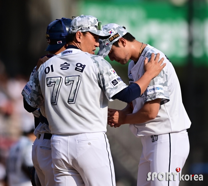 만루 위기에 직접 마운드 찾은 이승엽 감독