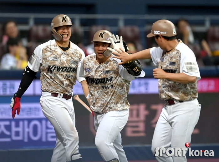 김수환, 연장 12회말 극적인 동점 투런 홈런