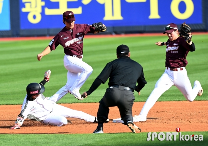 간발이 차이로 병살 아웃