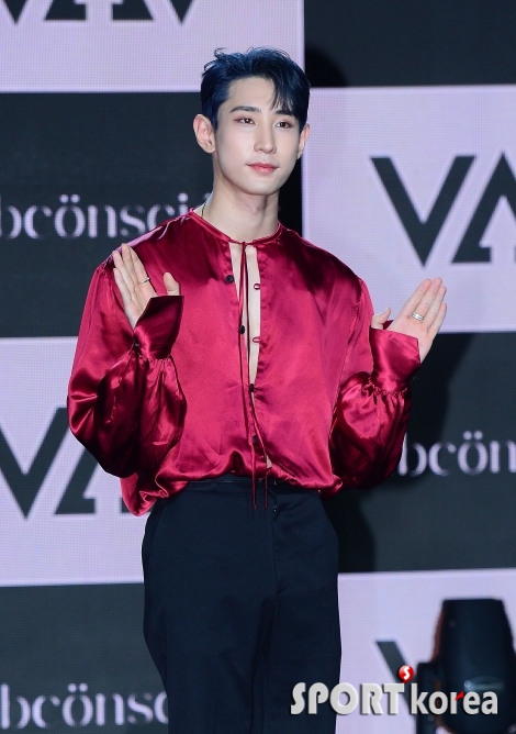 VAV 로우 `깜직한 컴백 손인사~`