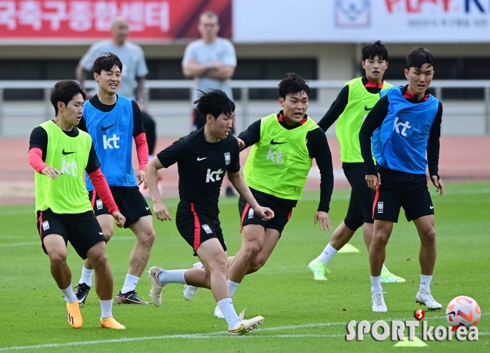 페루와 친선경기 앞둔 축구대표팀 `달려!`