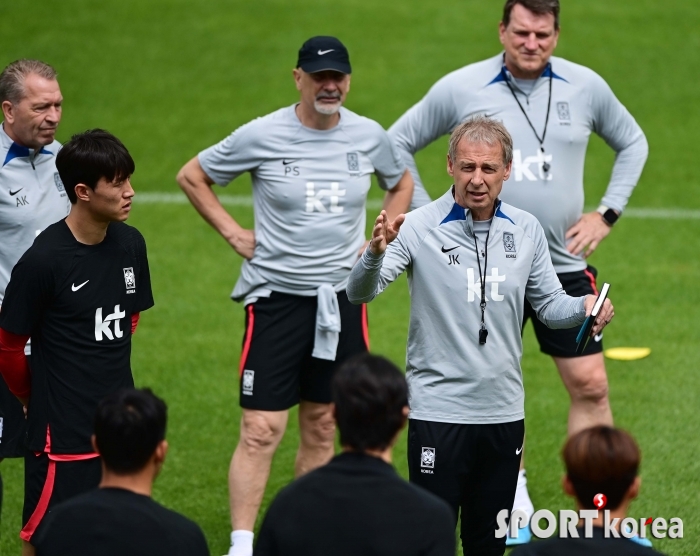 한국축구대표팀 지휘하는 클린스만 감독