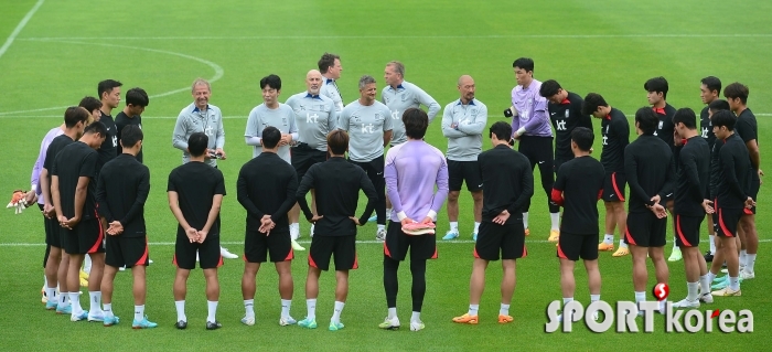 팀 미팅으로 시작하는 축구대표팀 소집 훈련