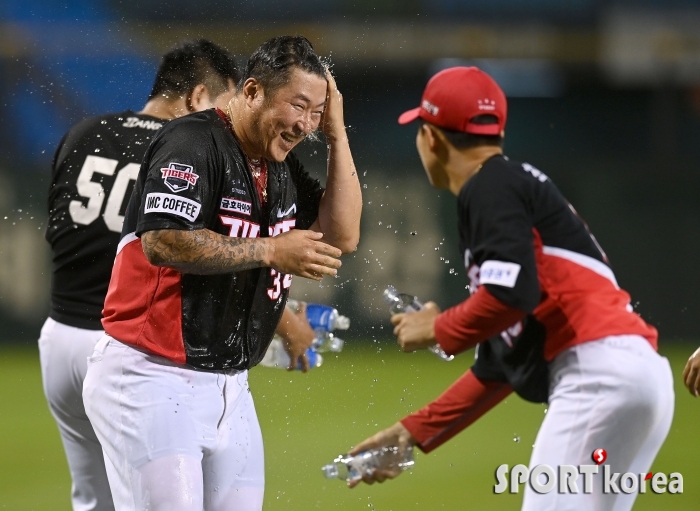 최형우 `통산 최다 타점 1위 축하`