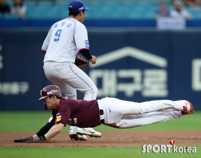 3루 베이스로 몸을 날리는 키움 김준완!