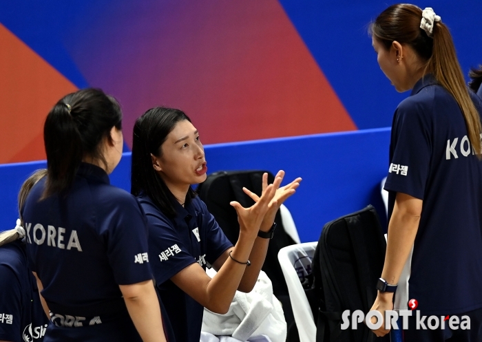 김연경, 코칭스탭과 이야기 삼매경~