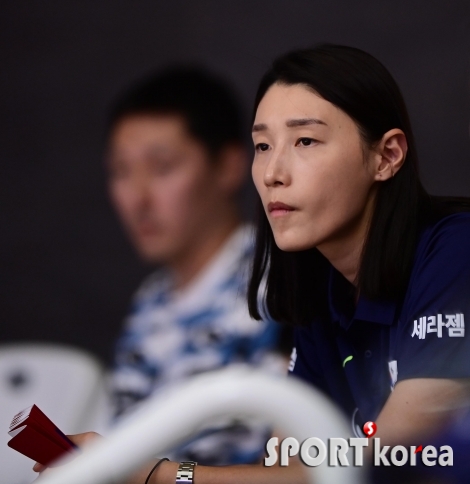 굳은 표정으로 경기 지켜보는 김연경