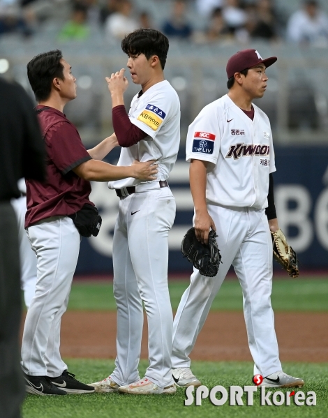 장재영 `타구 맞은거 괜찮은거 같아요`