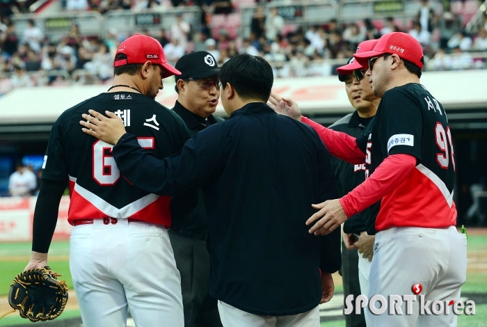 산체스 투구에 대해 주의를 주는 심판