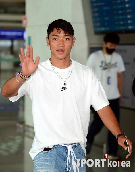 황희찬, 새 시즌을 위해 영국으로 출국!