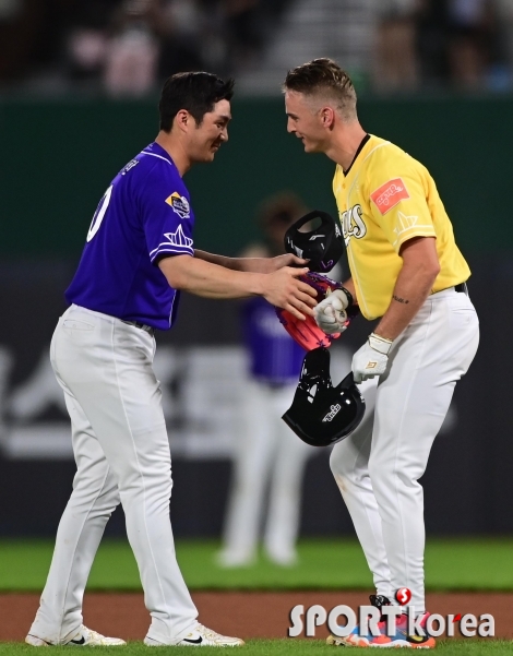 뷰캐넌, KBO 첫 안타 기념구 챙겨주는 오지환