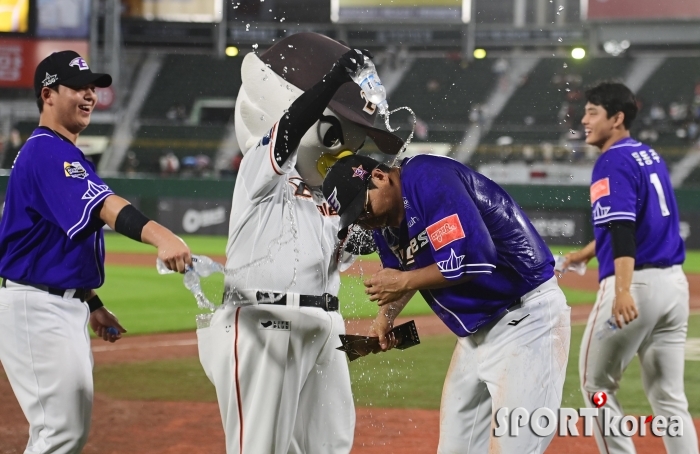 채은성, 한화 동료들의 격렬한 축하