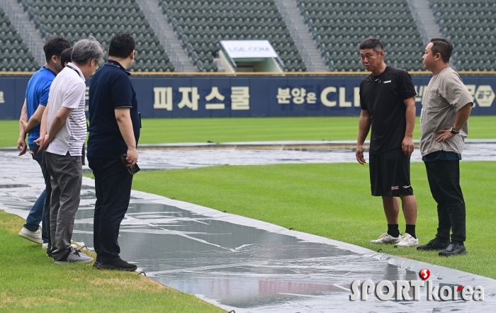 박경완 코치, 비는 그쳤지만 그라운드 상태가