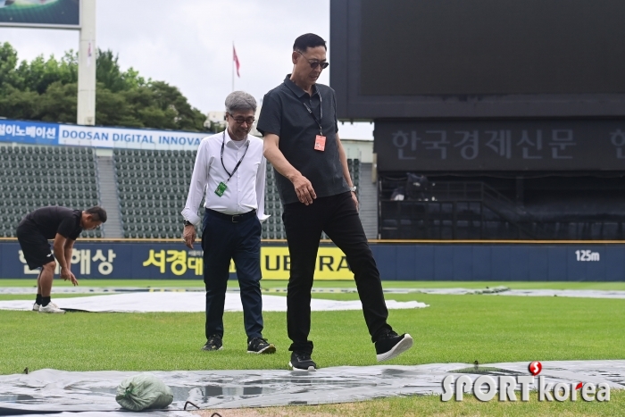 그라운드 상태 확인한 김용희 감독관