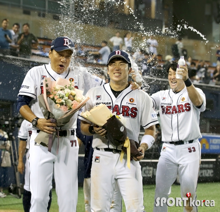 두산, 11연승 축하 물세례