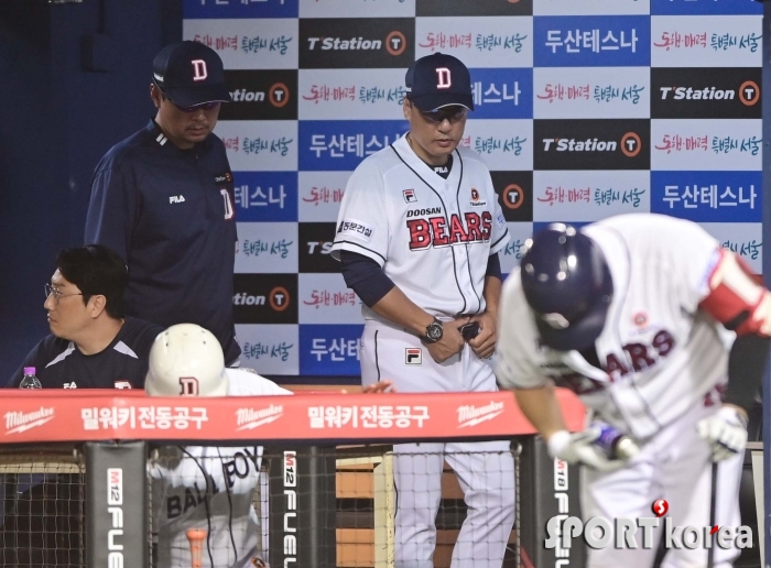 나란히 생각에 잠긴 이승엽 감독-김한수 코치