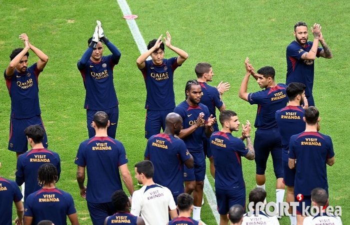 한국팬들에게 인사하는 PSG 선수들!