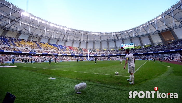 PSG-전북 `무더운 날씨에도 구름관중!`