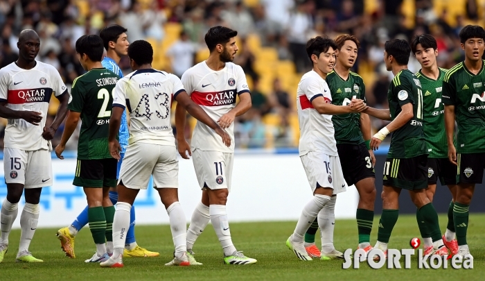 PSG, 3-0 완승 `이강인, 전북과 다정한 인사`