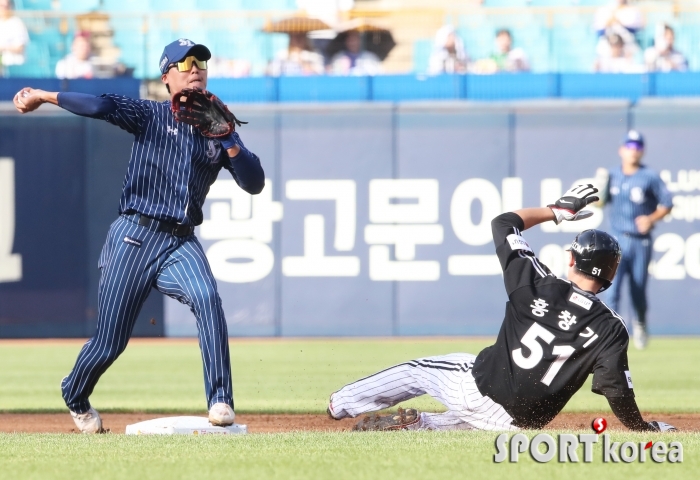 삼성 2루수 김동진, 1루주자 홍창기는 잡았고~