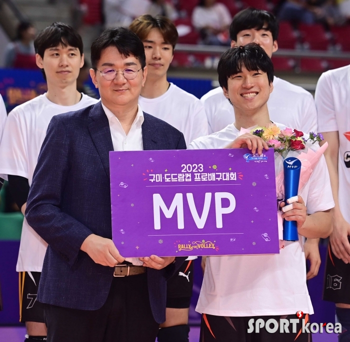 신호진, MVP 수상에 싱글벙글