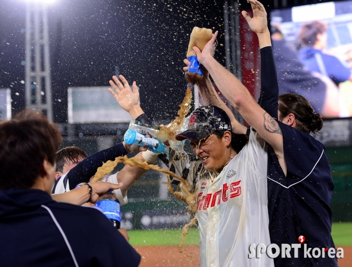 100세이브 김원중, 동료들의 축하세례!