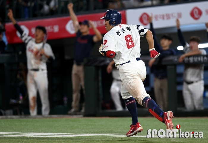 전준우, 역전 스리런 홈런!