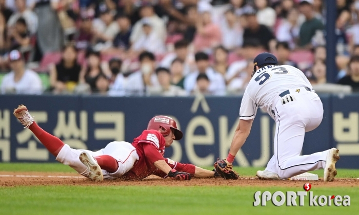 박성한, 알칸타라의 매서운 견제구에 아웃!