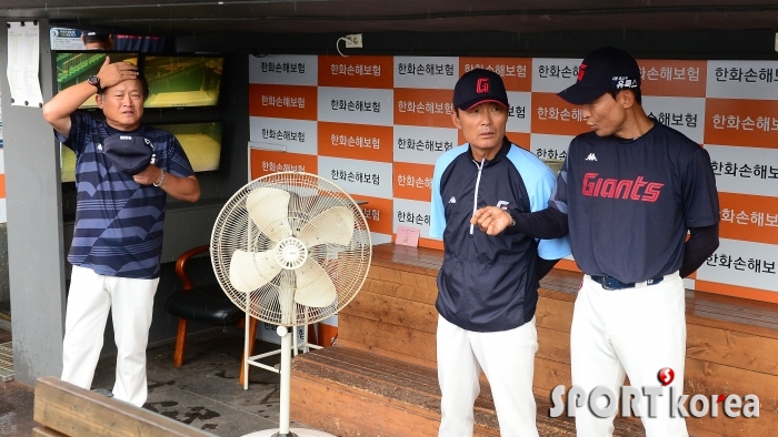 김현욱 코치와 이야기하는 이종운 감독대행