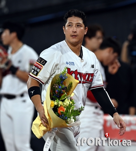 황재균, 개인통산 1000타점 축하 꽃다발!