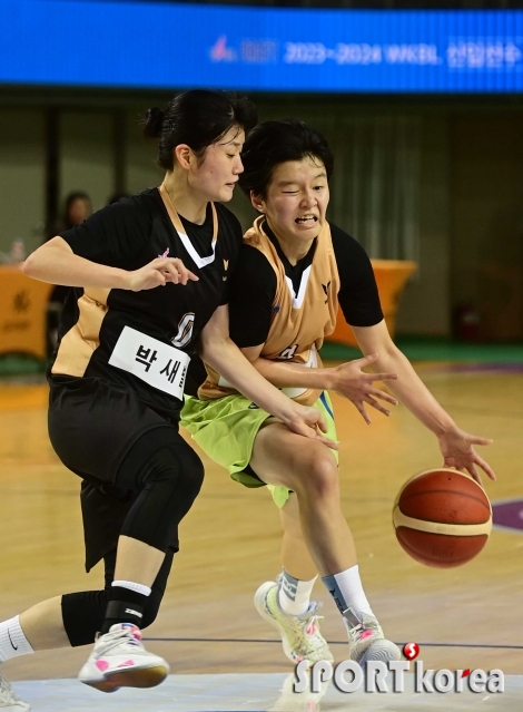 성수연, 몸싸운에도 밀리지 않아