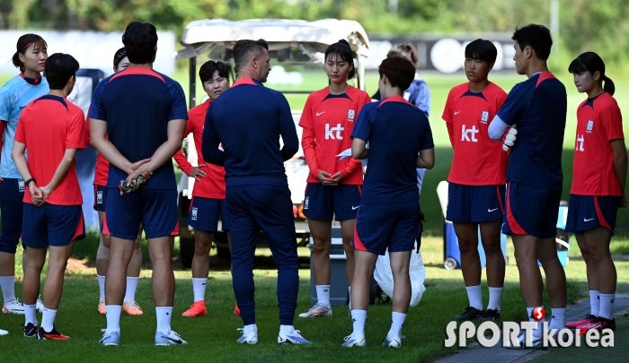 훈련 준비하는 여자축구대표팀!