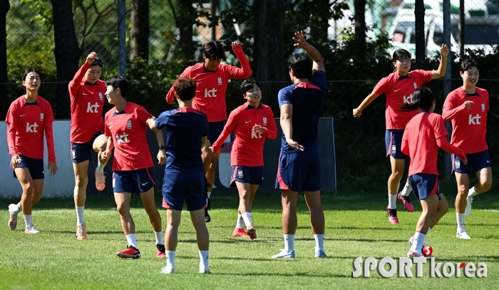 여자축구대표팀 `가볍게 몸을 풀며 훈련 시작~`