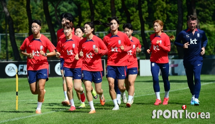 여자축구대표팀, 첫 날부터 힘든 체력훈련!