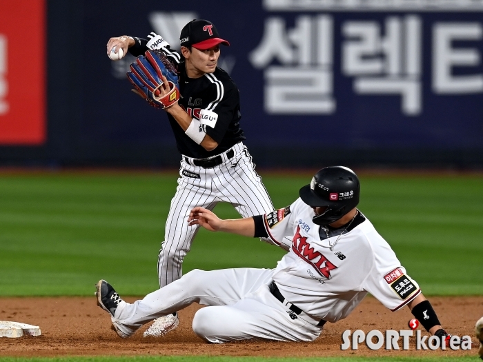 신민재, 2루만 아웃이야~