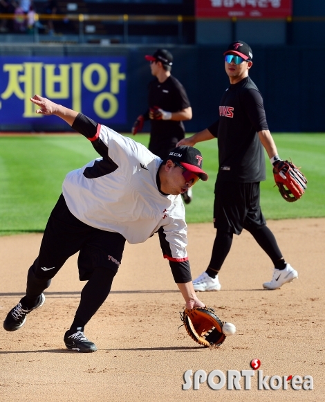 3루수 변신(?) 허도환, 수비 훈련도 척척~