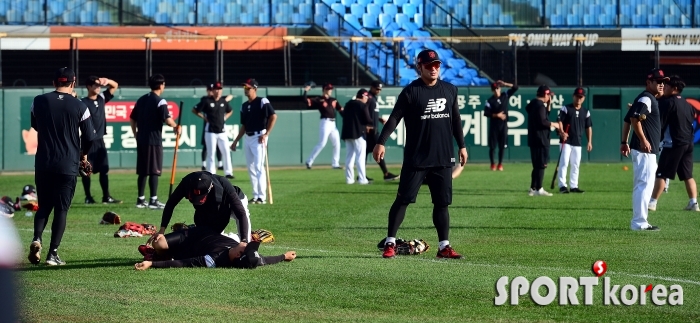 전날 DH에 지친 kt, 늦은 훈련 스케줄~