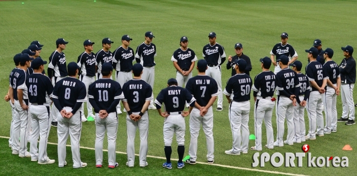 훈련 전 팀 미팅하는 한국야구대표팀