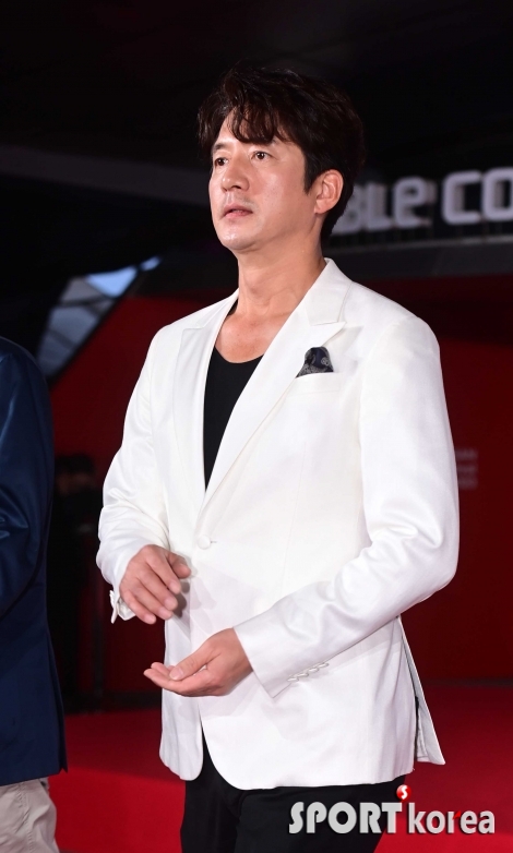 정준호, 긴장한 입장