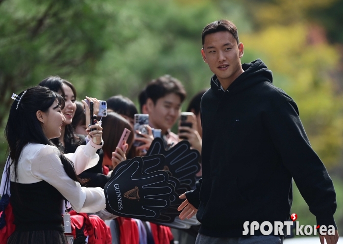 팬들과 하이파이브하는 정승현