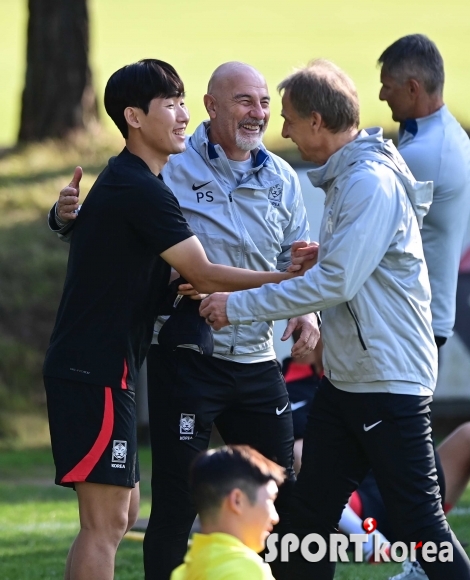 클린스만 감독으로부터 축하 받는 홍현석