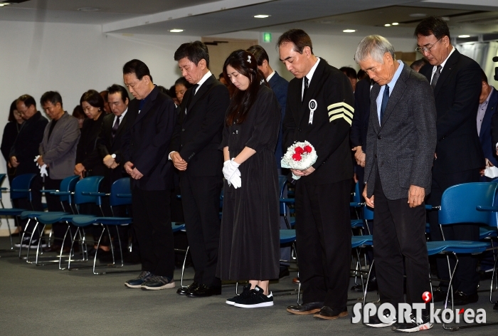 엄숙히 진행되는 故 박종환 감독의 영결식