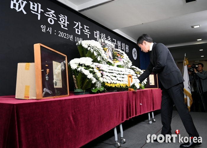 故 박종환 감독에게 헌화하는 정몽규 대한축구협회장