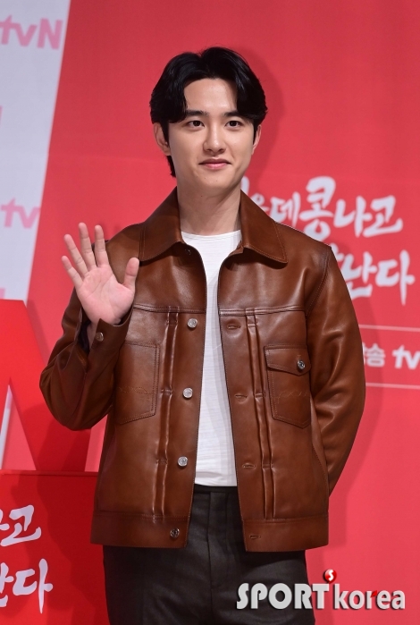 도경수, 긴장한 인사