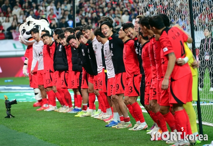 승리의 기쁨을 나누는 한국축구대표팀!