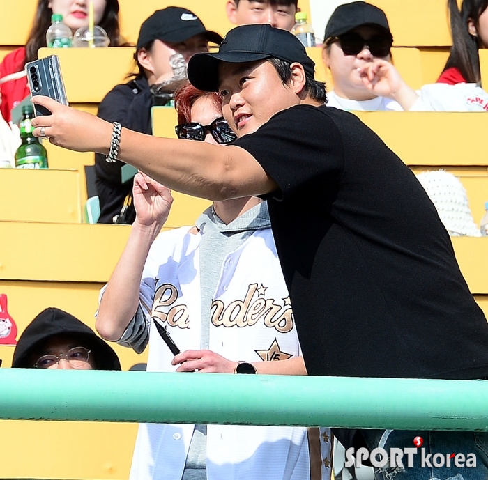 은퇴 김태훈, 팬들과 기념촬영