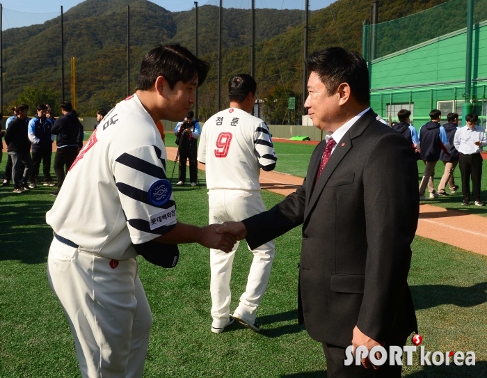 유강남 보며 웃는 김태형 감독