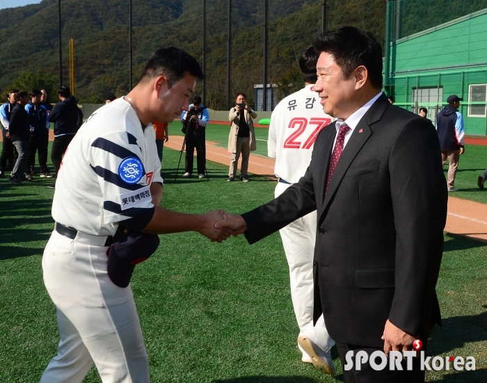 김상수와 인사하는 김태형 감독