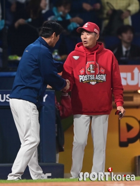 (온)강인권 감독에게 축하 인사하는 김원형 감독